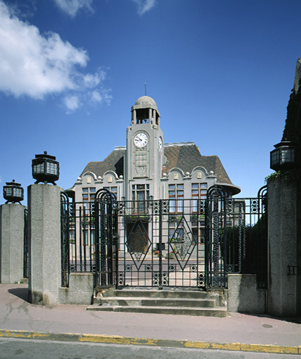 Vue générale, façade sur rue.