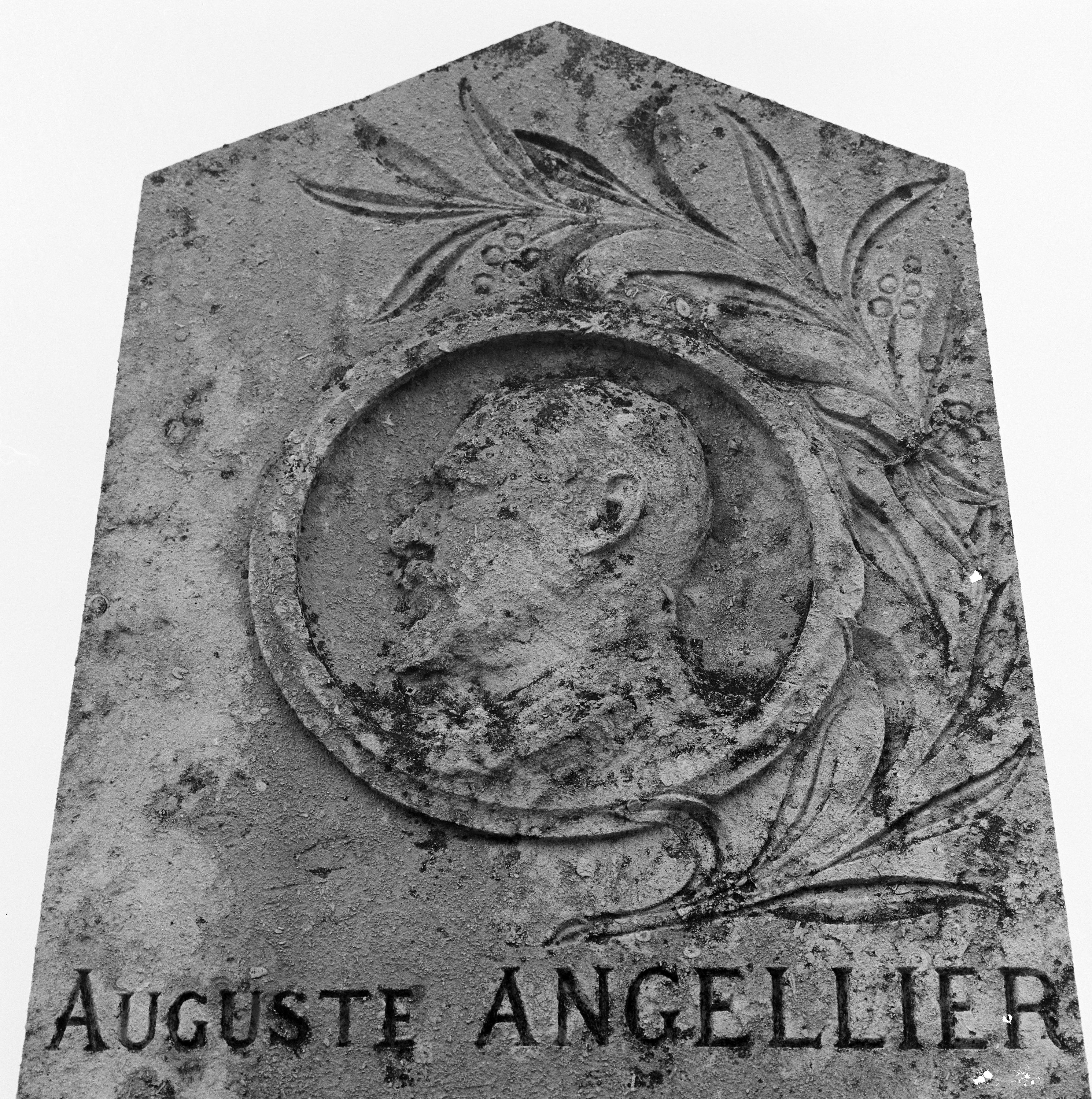 Bas-relief, médaillon : portrait.