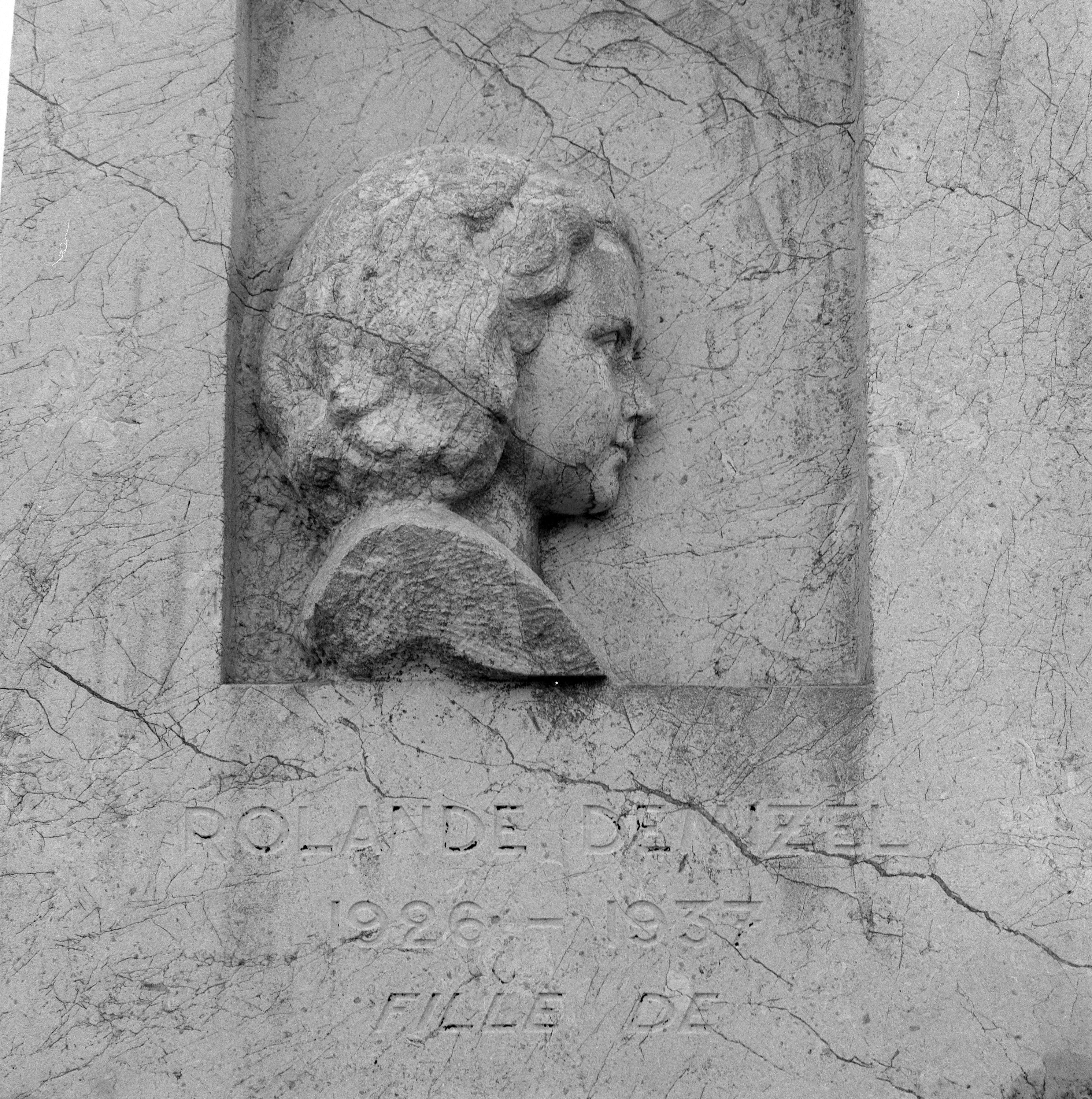 Tombeau de la famille Demizel : haut-relief représentant Rolande Demizel et relief gravé de Eugénie Demizel, sa mère.
