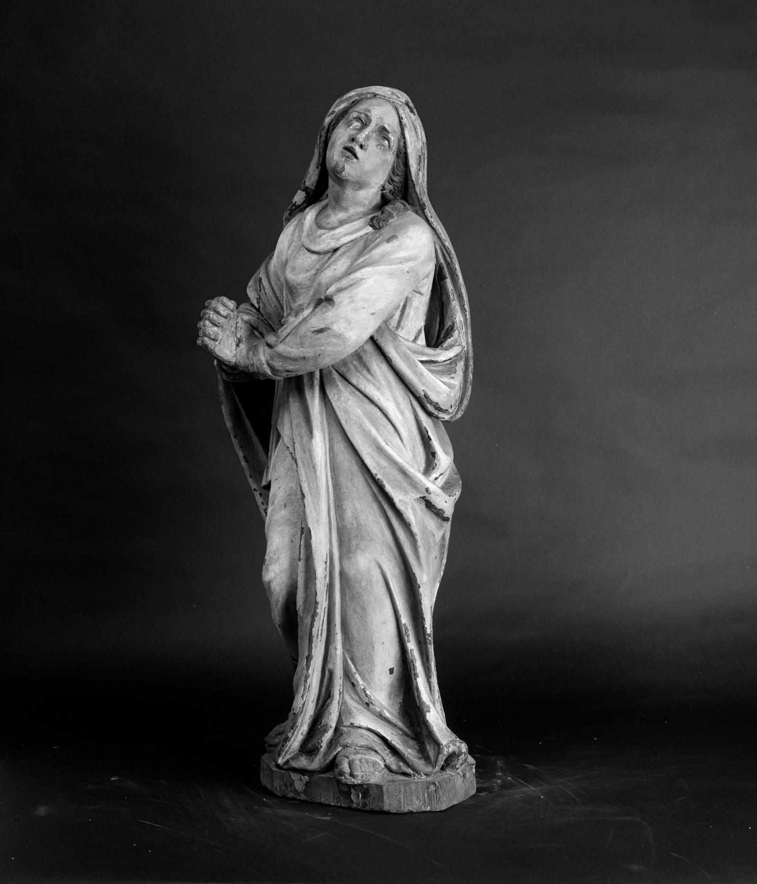 Vierge, vue de face.