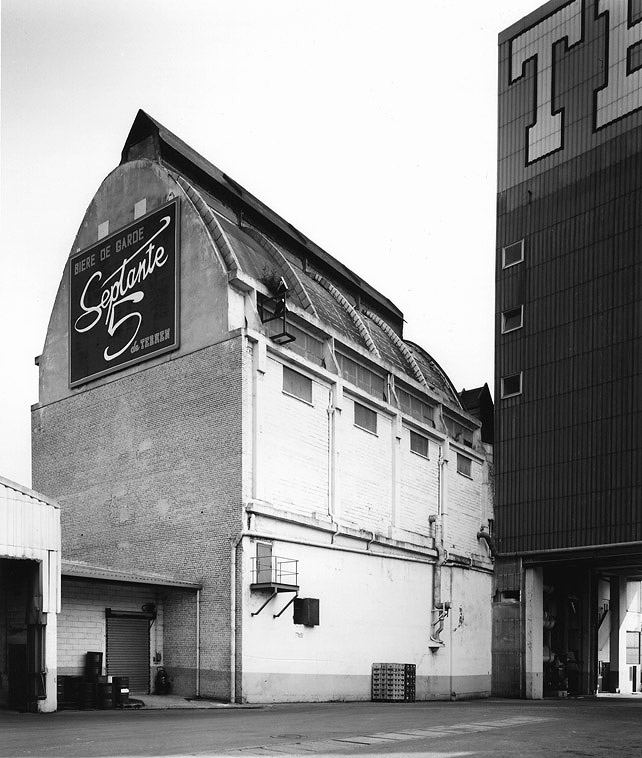 Atelier de fabrication (refroidissement de la bière), vue de trois quarts.