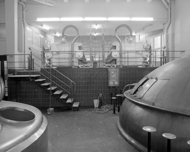 Salle de brassage, au fond filtre à moût.