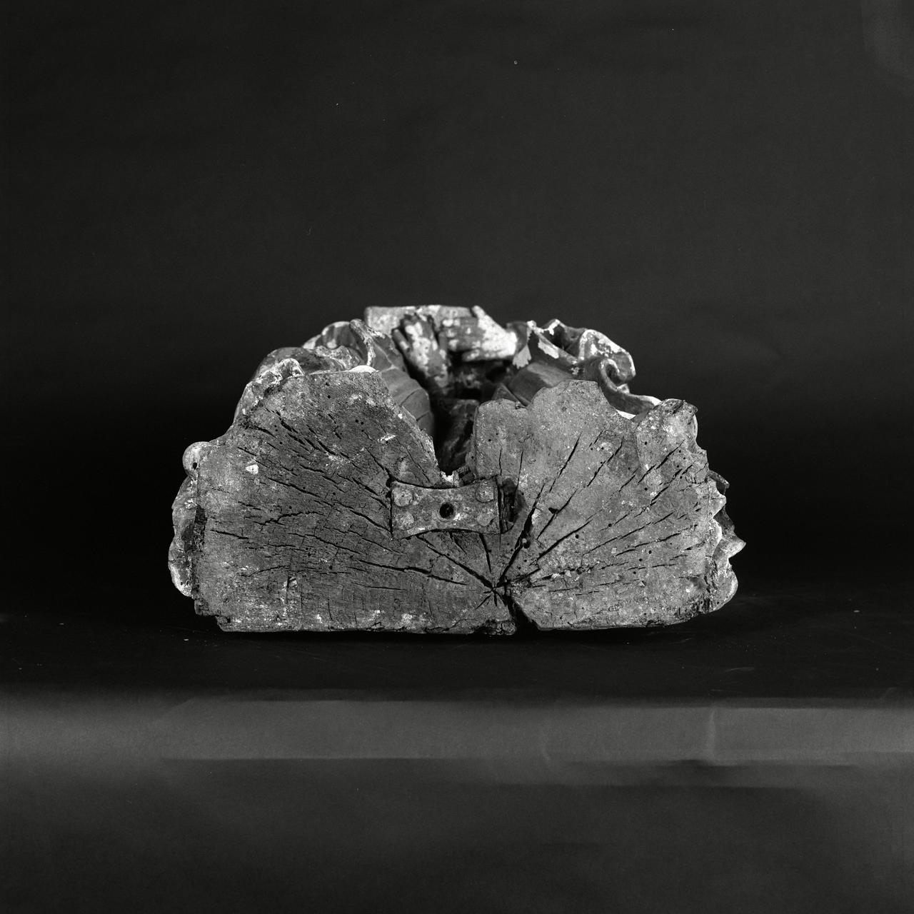 Groupe sculpté, vue de dessous.