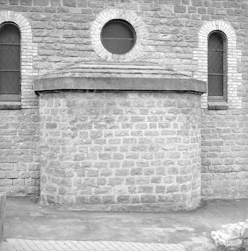 Vue de l'emplacement du confessionnal à l'extérieur de l'église.