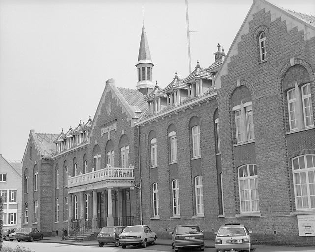 Le bâtiment des services administratifs.