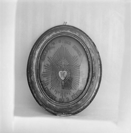 Ex-voto du collège Notre-Dame des dunes : coeur dans un cadre en médaillon