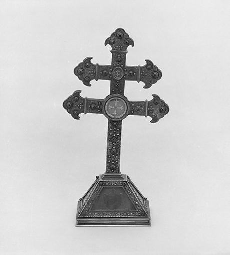 Croix-reliquaire de la Vraie Croix, style néo-roman