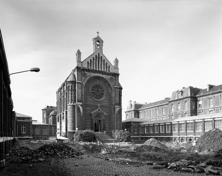 Cour d'honneur, vue générale en regardant vers la chapelle qui s'élève sur le côté ouest.