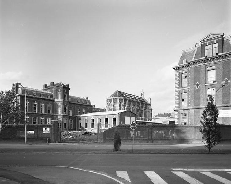 Elévation sur le boulevard de Metz avec, au premier plan, l'extrémité du bâtiment des malades situé au sud, puis l'abside de la chapelle, enfin le bâtiment de la communauté religieuse.