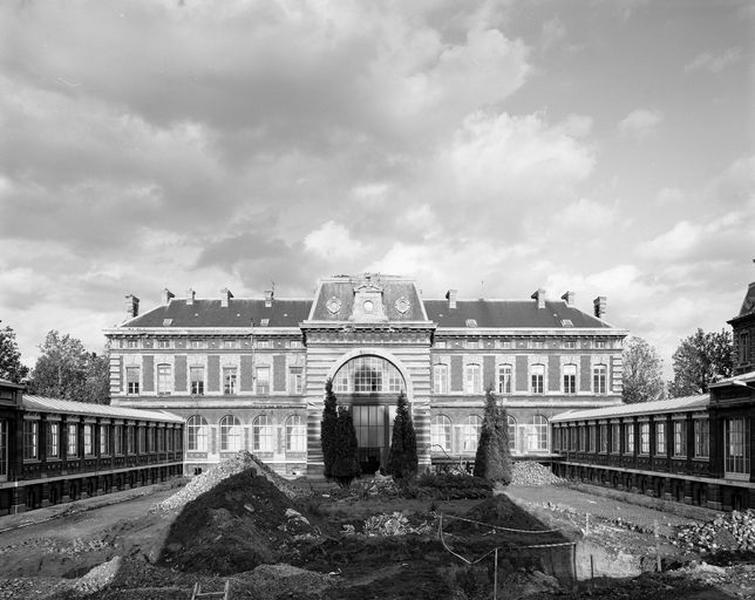 Cour d'honneur, vue générale en regardant vers le pavillon abritant l'administration, donnant sur le boulevard Montebello.