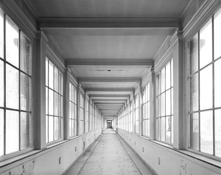 Galerie de service bordant le côté nord de la cour d'honneur, vue en enfilade.