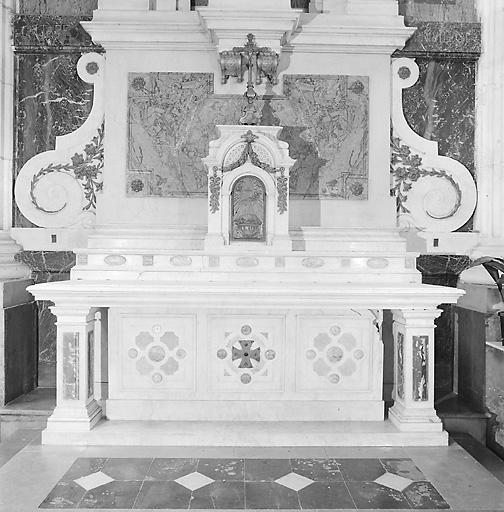 Autel, tabernacle : vue d'ensemble.