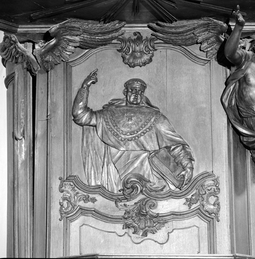 Dosseret de la cuve, bas relief représentant saint Thomas d'Aquin.