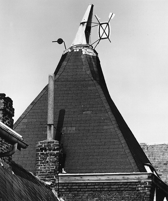 Pièce de séchage ou touraille, détail de la girouette : tonneau, vague, fourquet.
