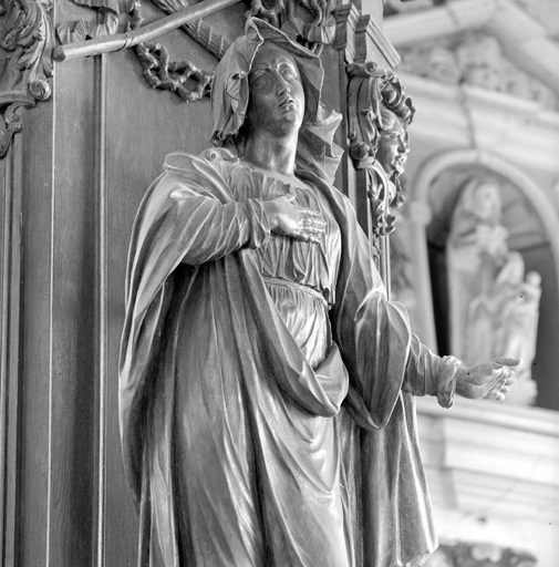 Lambris de hauteur appliqué à la jonction de l'abside du sanctuaire et de celle du vaisseau sud du choeur, registre supérieur : statue de la Vierge de douleur, partie supérieur du corps.