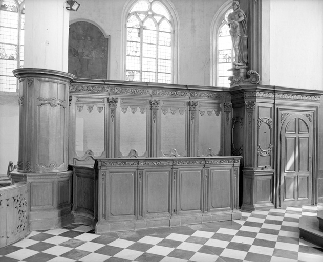 2 clôtures de sanctuaire et 2 bancs de choeur (en pendant)