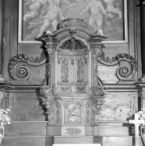 Tabernacle avec exposition tournante : face de l'exposition avec décor de pampres.