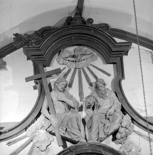 Détail, couronnement : groupe sculpté de la Trinité.