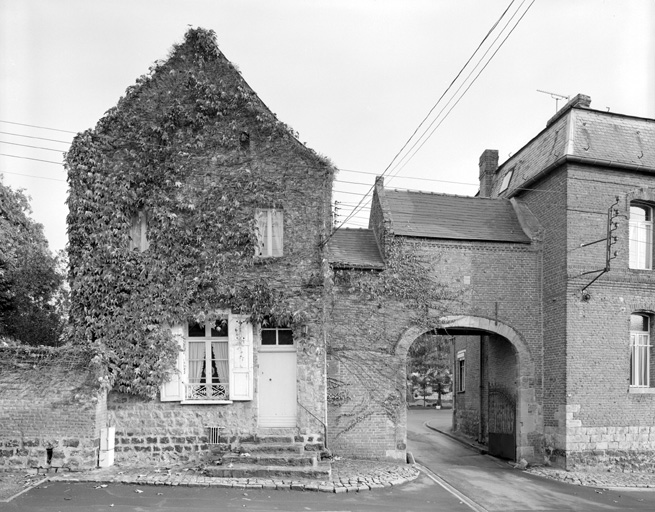 Entrée de la ferme et de la brasserie.