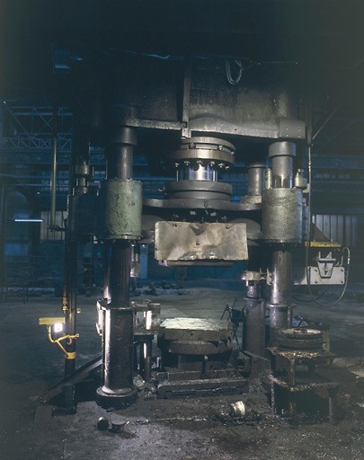 Ancienne presse vapohydraulique Davy Broth. Ltd Sheffield, U.K., 1917.