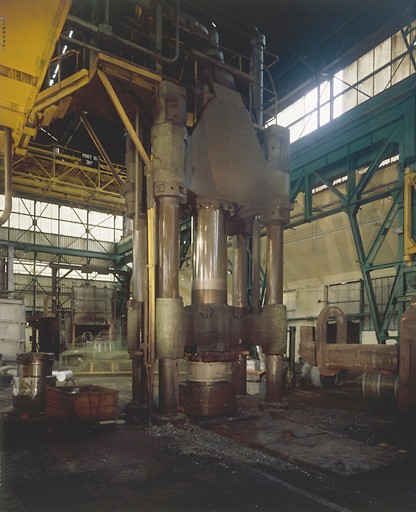 Ancienne presse vapohydraulique de 3000 t. transformée pour l'air comprimé.