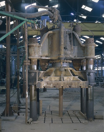 Presse hydropneumatique J. Morane (Paris) d'une puissance de 1000 t. et datant des années 1935-1940.