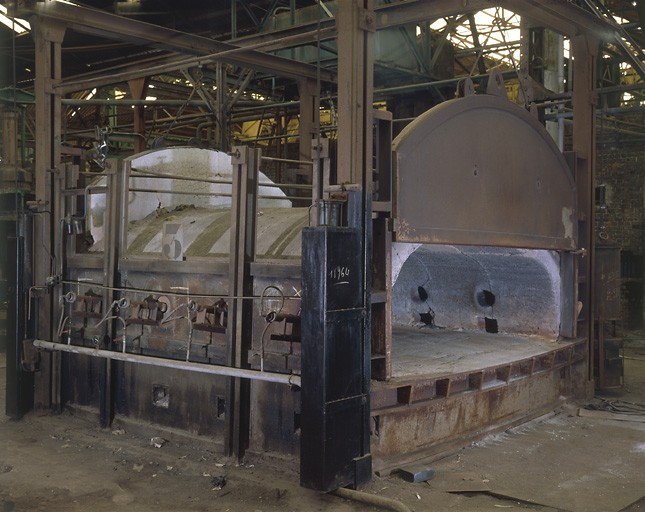 Four en béton réfractaire des années 1935-1940.