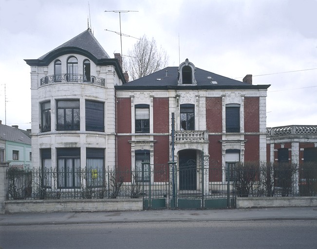 Logement patronal, situé au 82, rue Sainte-Anne.