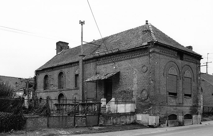 Atelier de fabrication (à gauche) et logement patronal, depuis la rue.