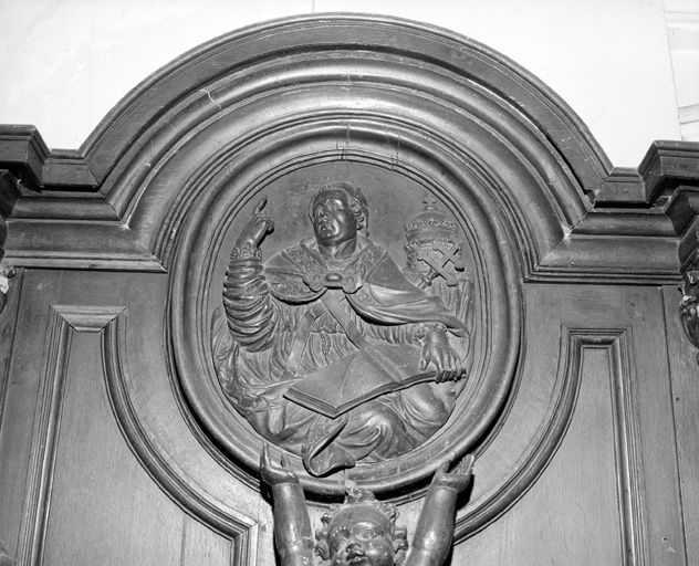 Ensemble adossé au mur sud du sanctuaire, détail : bas-relief représentant Saint Grégoire le grand (?).