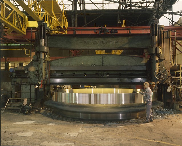 Tour vertical Deutsche Niles Werke, datant des années 1920. Usinage de couronnes jusqu'à 7, 7 m de diamètre et 2 m de hauteur.