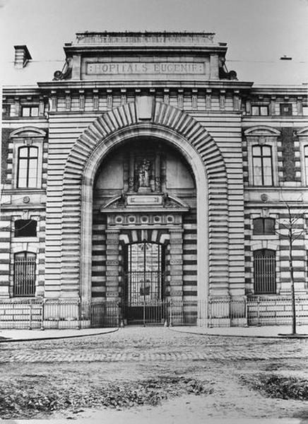 Elévation sur le boulevard Montebello, pavillon d'entrée abritant l'administration, détail de l'avant-corps central formant le portail d'entrée munumental.