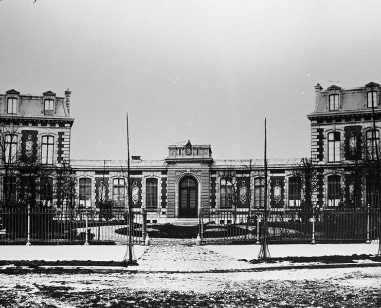 Bâtiments annexes abritant la maison de santé, donnant du côté de la porte des Postes, détail de l'aile basse sur laquelle s'ouvre l'entrée, élévation antérieure.