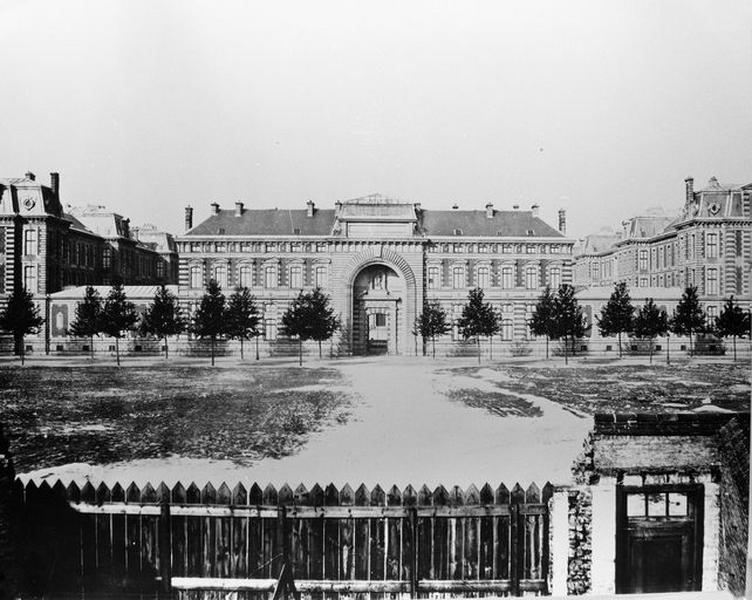 Elévation sur le boulevard Montebello, pavillon d'entrée abritant l'administration, vue générale prise de face.