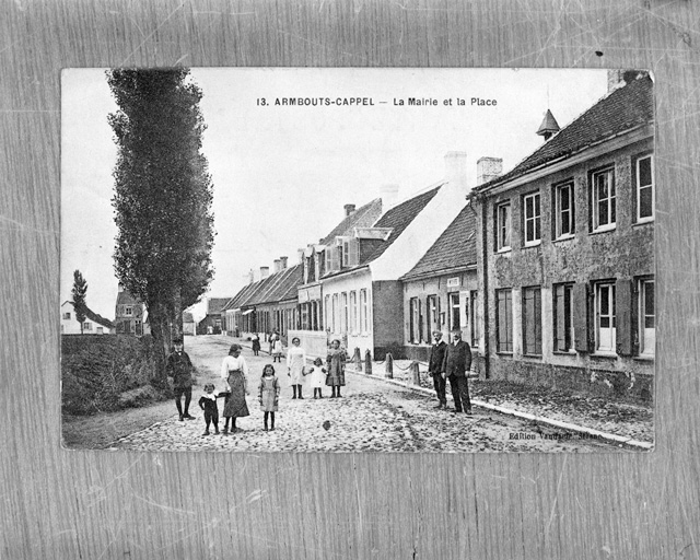 Vue en enfilade de la rue longeant le côté nord de la place du village.