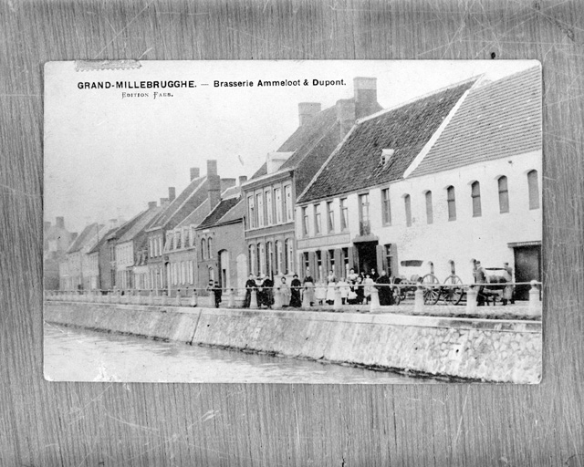 Berge nord du canal de la Colme avec au premier plan la brasserie Dupont.