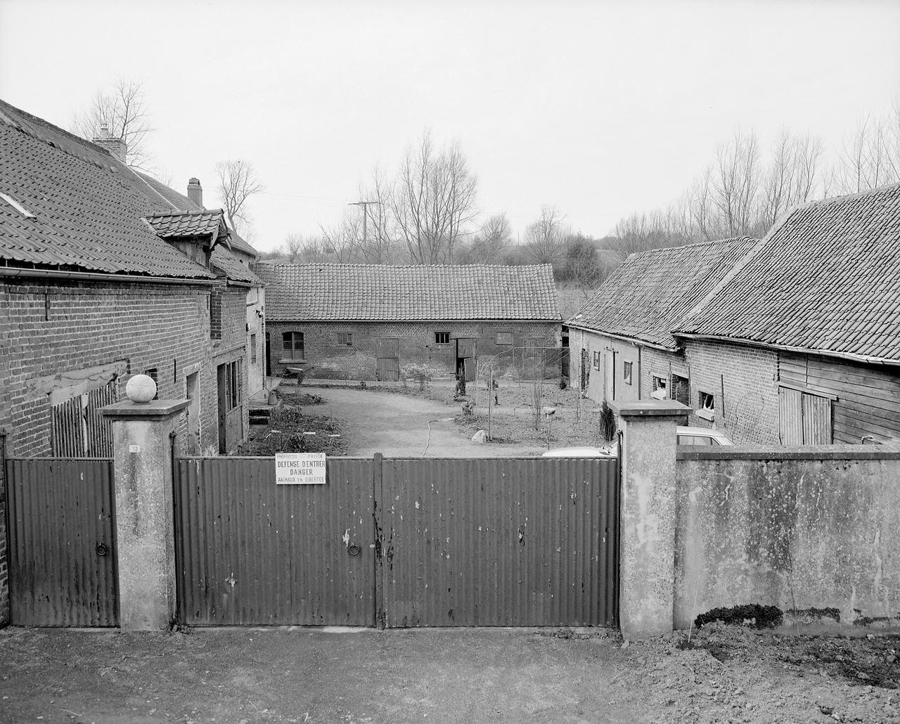Vue depuis l'est, élévation sur cour. À gauche, atelier de fabrication.