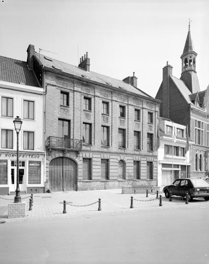 Vue générale antérieure, entrée de logement patronal.