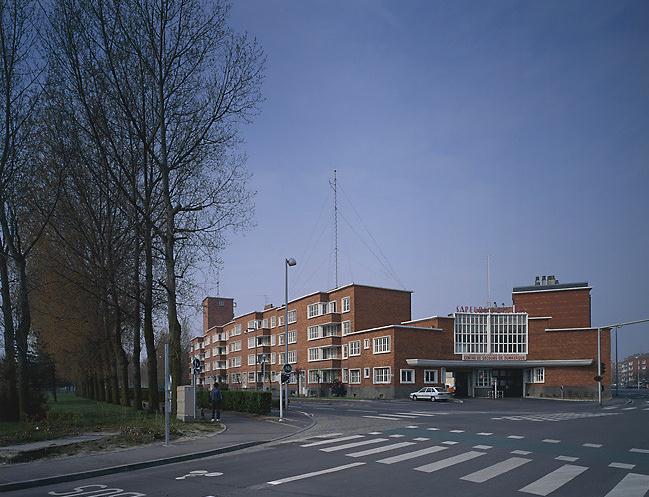 Vue générale : façade sur rue du 110e Régiment d'Infanterie et entrée sur boulevard Sainte Barbe.