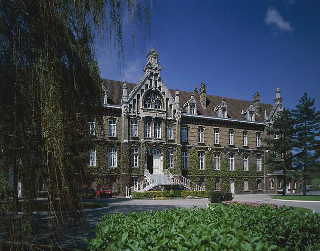 Façade du bâtiment administratif.