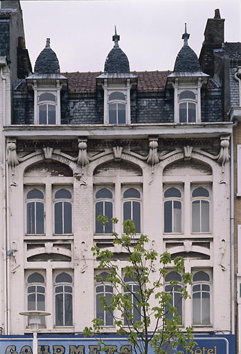 Façade sur la place.