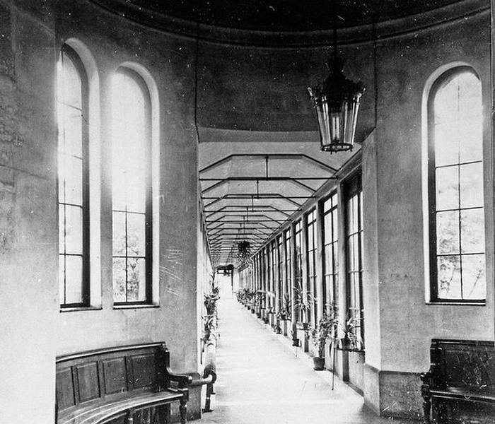 Galerie de service reliant l'hôpital aux bâtiments annexes abitant la maison de santé, vue intérieure en enfilade prise depuis la rotonde.