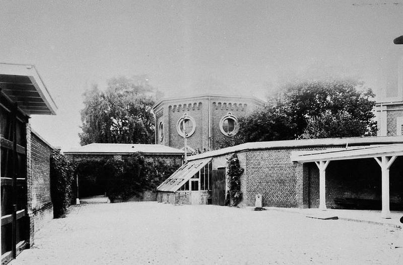 Service des autopsies, vue d'une cour de service avec, dans le fond, la chapelle des morts.