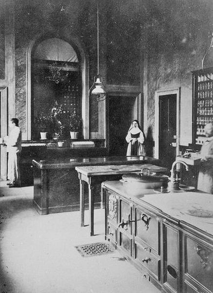 Pharmacie, salle du laboratoire, vue générale.