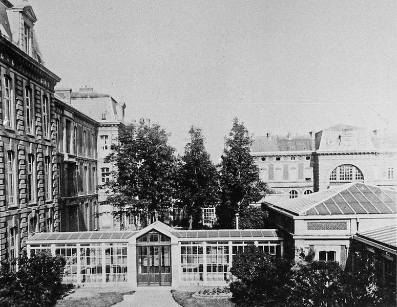 Cour d'honneur, détail d'une des galeries de circulation transversale reliant le bâtiment des malades situé au nord avec la galerie longitudinale nord.