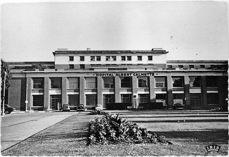 Bâtiment annexe situé dans l'axe de la composition et abritant l'administration et les services respectifs des admissions et des consultations, élévation antérieure, vue générale.
