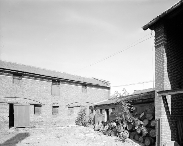 Magasin, écuries.