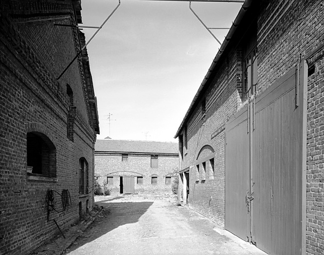 Vue générale sur cour.