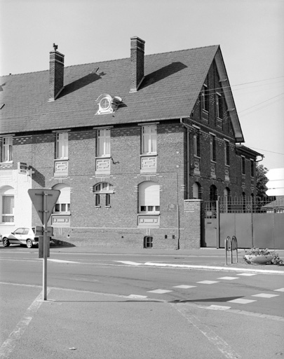 Logement patronal, vue partielle sur rue.