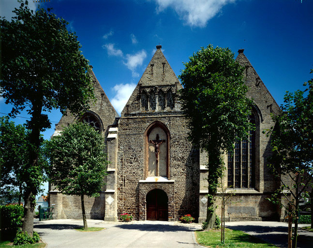 Façade occidentale de l'église depuis la drève de l'enclos paroissial.